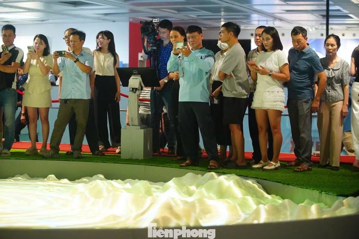 Chỉ trong vài tiếng mở cửa, ước tính đã có hàng nghìn người dân tham quan triển lãm