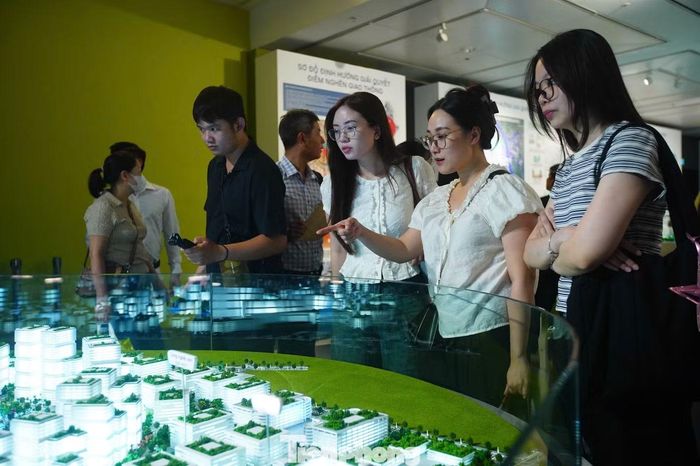 Ngoài ra, Bảo tàng còn trưng bày bản vẽ, mô hình của một số dự án tiêu biểu của thành phố; tổ chức khu vực trình chiếu phim tư liệu 3D quy hoạch và trải nghiệm hệ thống tra cứu thông tin quy hoạch thử nghiệm của thành phố.