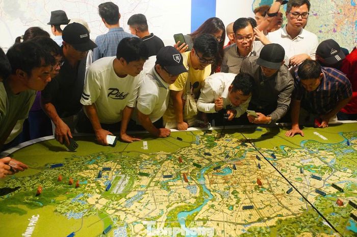 Người dân bàn luận về các khu vực phát triển đô thị tương lai
