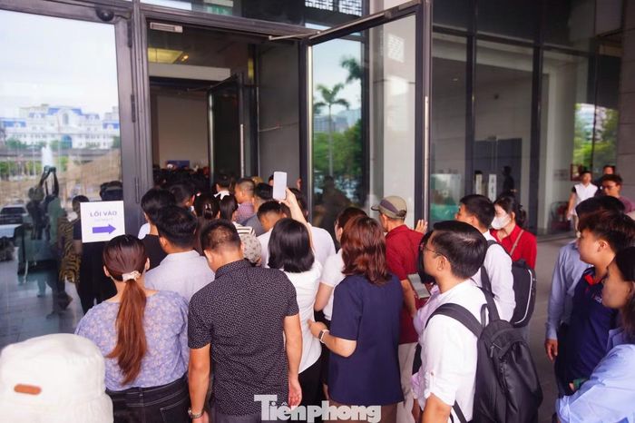 Để tránh chen lấn, Bảo tàng Hà Nội đã phát miễn phí vé số nhằm đảm bảo người dân xếp hàng quy củ, trật tự.