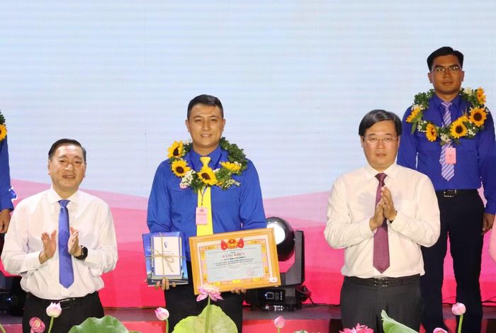 Anh Lưu Hoàng Phúc - giáo viên, Tổng phụ trách Đội Trường Tiểu học Lạc Long Quân nhận khen thưởng.
