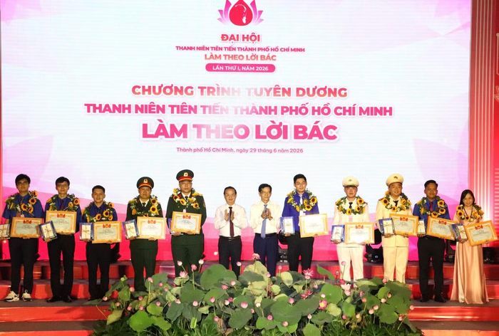 Lãnh đạo TPHCM tuyên dương các gương điển hình học tập và làm theo lời Bác.