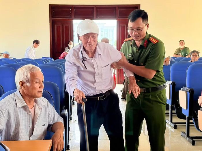 Công an xã Quỳnh Phú hỗ trợ người dân đến lấy mẫu ADN.