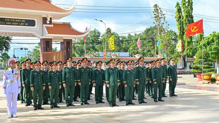 Lãnh đạo Quân khu 7 và các đại biểu dâng hương viếng tại Nghĩa trang liệt sĩ Bà Rịa - Vũng Tàu.