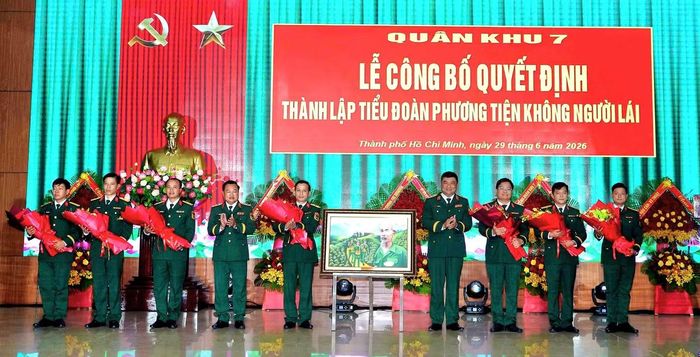 Lãnh đạo Quân khu 7 chúc mừng Ban chấp hành Đảng bộ Tiểu đoàn Phương tiện không người lái.