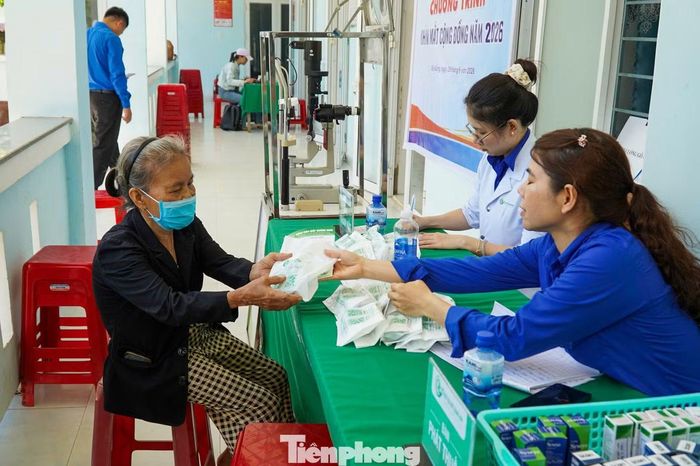 Hơn 100 người dân và học sinh khó khăn trên địa bàn xã cũng được khám chuyên sâu và tư vấn về mắt miễn phí. Tại đây, người dân và học sinh được đo thị lực, khám các bệnh thường gặp, nghe bác sĩ tư vấn các phương pháp bảo vệ thị lực…