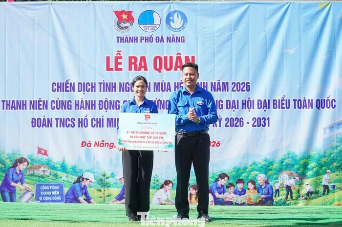 Tại chương trình, Ban tổ chức trao tặng nhiều công trình, phần việc thanh niên có ý nghĩa thiết thực cho địa phương, gồm: công trình “Tuyến đường cờ Tổ quốc”, 10 góc học tập cho em, 3 công trình thanh niên “Tranh bích họa thanh niên”, 1 công trình “Khu vui chơi cho thiếu nhi”, 2 mô hình sinh kế hỗ trợ thanh niên xuất ngũ và trao tặng quà cho các em học sinh có hoàn cảnh khó khăn.