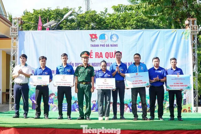 Năm nay, Thành Đoàn Đà Nẵng tổ chức ra quân “Mùa hè xanh” tại xã Lãnh Ngọc, đây cũng là địa bàn đóng chân chiến dịch của nhiều Đoàn trường ĐH, CĐ trên địa bàn với khoảng 300 tình nguyện viên.