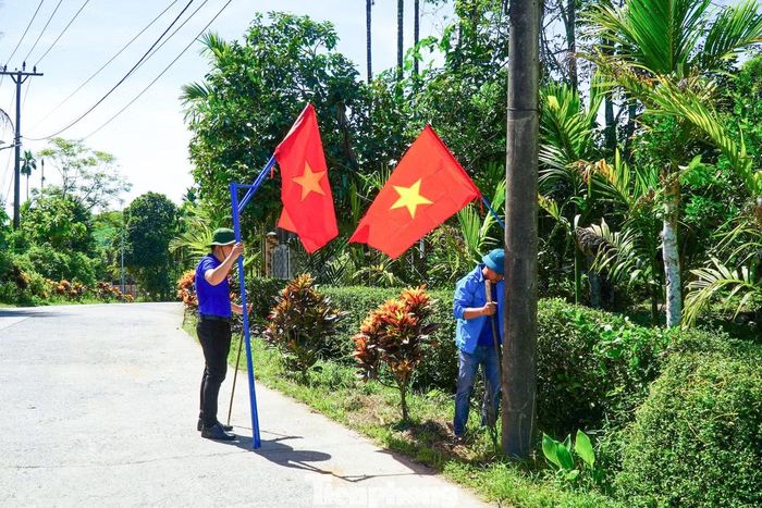  Bên cạnh đó, các đội hình thanh niên tình nguyện đồng loạt triển khai nhiều hoạt động hưởng ứng. Các tình nguyện viên đã chung tay hoàn thành và khánh thành công trình “Tuyến đường cờ Tổ quốc”. 