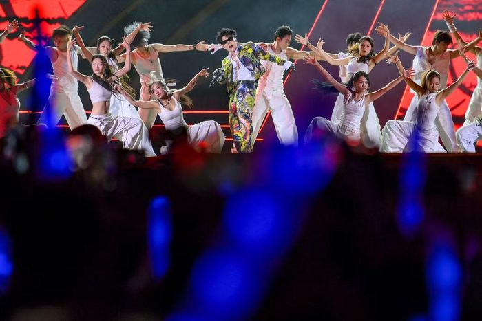  Sau màn chào sân "không có gì ngoài tiếng cổ vũ nhiệt tình", Quang Hùng MasterD đưa khán giả vào không khí sôi động với Catch Me If You Can. Nam ca sĩ liên tục di chuyển, kết hợp vũ đạo cùng dàn vũ công, trong khi phía dưới, hàng chục nghìn cánh tay liên tục vẫy theo nhịp nhạc. Biển điện thoại sáng rực và tiếng hát của khán giả phủ kín toàn bộ khu vực fanzone. 