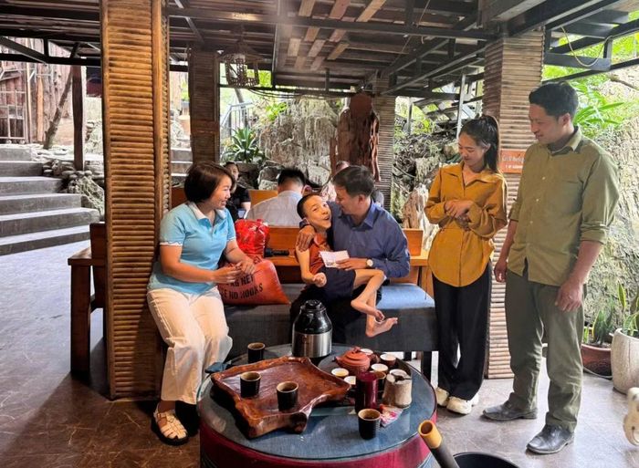 Ban quản lý mô hình trực tiếp đến thăm, trao hỗ trợ cho các hộ nghèo, hộ cận nghèo, phụ nữ đơn thân, người già neo đơn, trẻ em có hoàn cảnh khó khăn và các trường hợp gặp khó khăn đột xuất do thiên tai, ốm đau, hỏa hoạn...