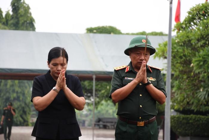 Thượng tướng Lê Quang Minh - Phó Chủ nhiệm Tổng cục Chính trị Quân đội nhân dân Việt Nam, dâng hương tưởng niệm liệt sĩ.