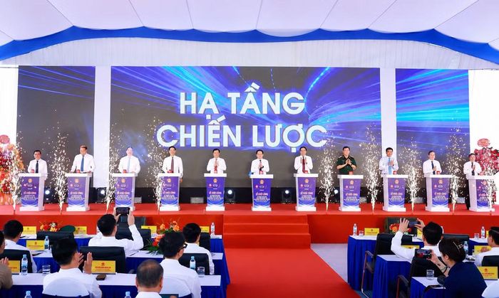 Các đại biểu thực hiện nghi thức khởi công dự án.