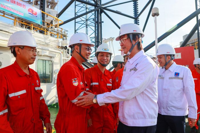 Chủ tịch Công đoàn Petrovietnam Nguyễn Mạnh Kha thăm hỏi, động viên các thủy thủ đoàn đang làm việc trên giàn Tam Đảo 05.