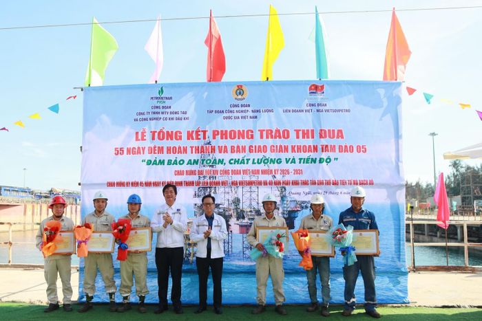 Lãnh đạo Công đoàn Petrovietnam và PVSM trao tặng bằng khen cho các tập thể và người lao động có đóng góp tích cực vào dự án.