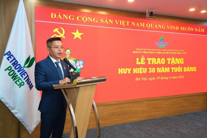 Đồng chí Phạm Tùng Sơn, đảng viên Chi bộ Trung tâm Dịch vụ Kỹ thuật phát biểu tại buổi lễ.