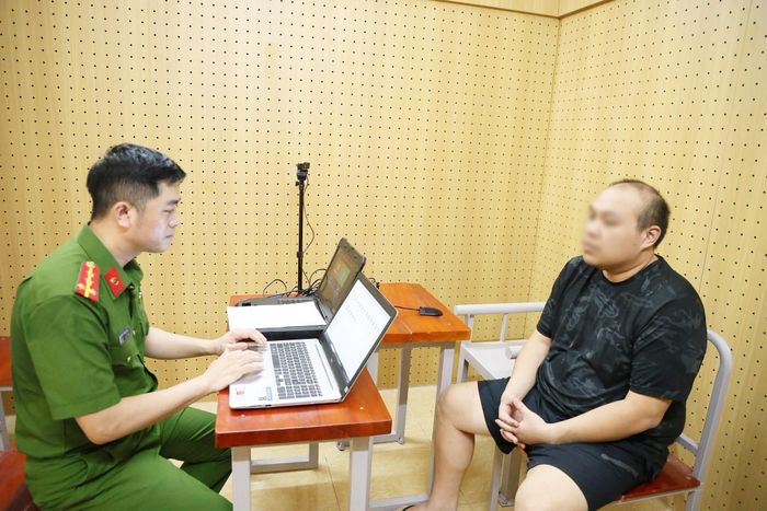 Cơ quan công an lấy lời khai của Chang Chia Hsien - vai trò chủ mưu (Ảnh Công an Hà Tĩnh)