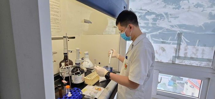 Môi trường làm việc thường xuyên phải tiếp xúc với các chất độc hại.