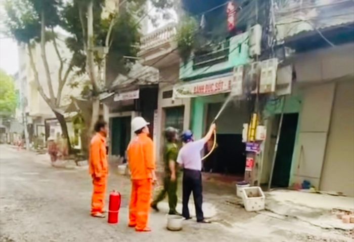 Lực lượng chức năng hỗ trợ người dân dập lửa