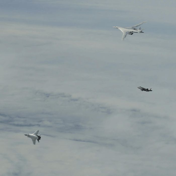 Tu-160 và MiG-31BM và tiêm kích F-35 của Na Uy trong cùng khung hình. Ảnh: Bộ Tư lệnh Không quân NATO.