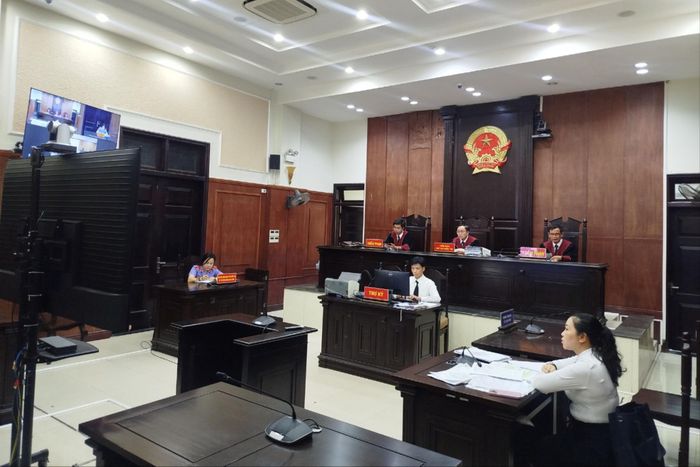 Hội đồng xét xử phúc thẩm Tòa Phúc thẩm TANDTC tại Đà Nẵng điều hành phiên tòa trực tuyến, kết nối với điểm cầu TAND tỉnh Đắk Lắk để xét xử hai vụ án về tội "Lừa đảo chiếm đoạt tài sản".