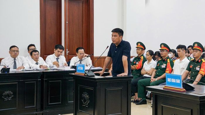 Bị cáo Nguyễn Văn Hậu trình bày trước HĐXX.