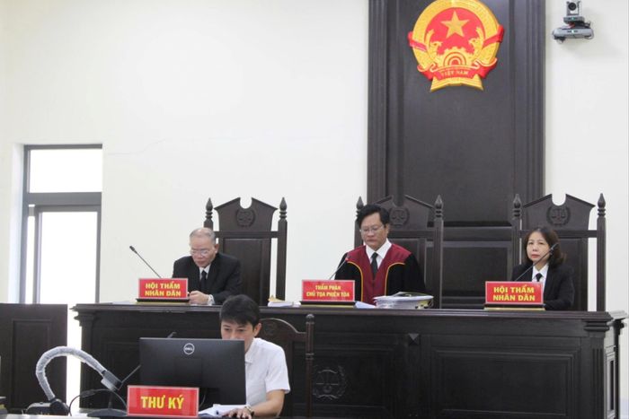 HĐXX điều hành phiên tòa trực tuyến, bảo đảm việc xét xử đúng quy định của pháp luật và nâng cao chất lượng tranh tụng tại phiên tòa.