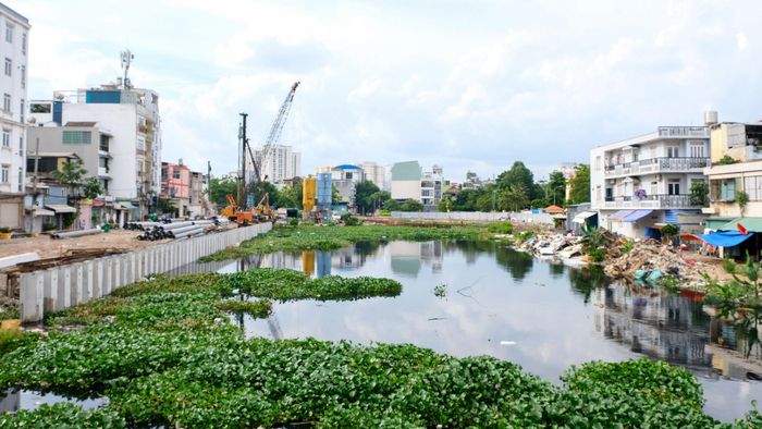 Mặt bằng trên đường Bùi Đình Túy.