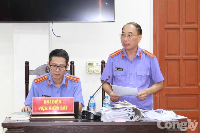 Đại diện Viện kiểm sát công bố cáo trạng.