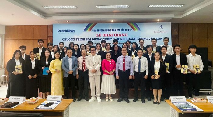 Các đại biểu, khách mời và sinh viên trong Lễ khai giảng Giải thưởng Tài năng Lương Văn Can lần thứ 12
