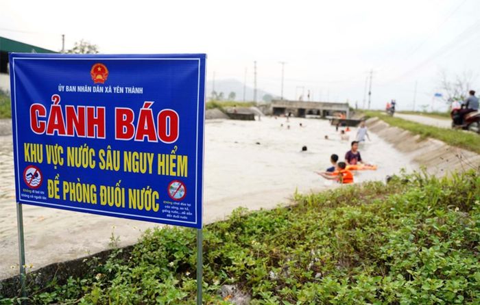 UBND xã Yên Thành cắm biển cảnh báo khu vực nước sâu. Ảnh: Cổng thông tin xã Yên Thành