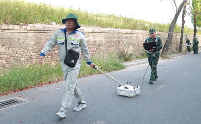 Máy radar xuyên đất được sử dụng để khảo sát, dò tìm tại khu vực có thể có mộ tập thể liệt sĩ ở đường Xuân 68, TP Huế. Ảnh: Lê Sáu