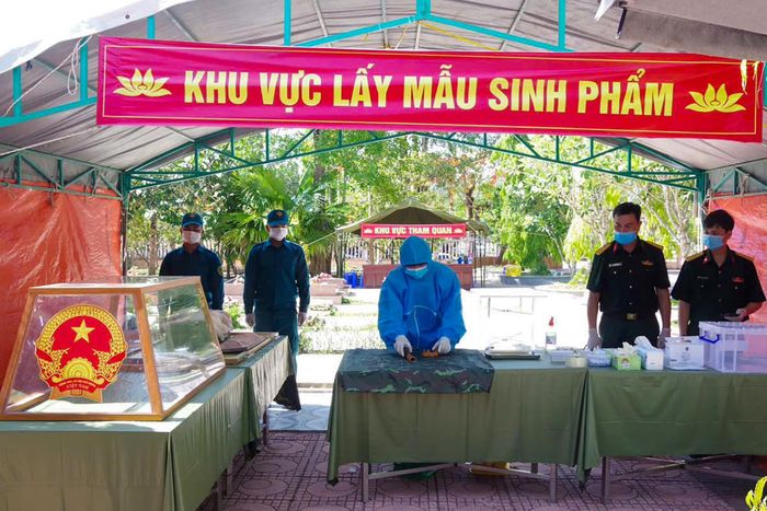 Hình ảnh lấy mẫu ADN liệt sĩ tại Nghĩa trang Liệt sĩ Khánh Vĩnh, Khánh Hòa. Ảnh: Bộ CHQS tỉnh Khánh Hòa