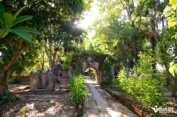 Cổng đá hình vòm vào bên trong đền thờ. Ảnh: Lê Dương
