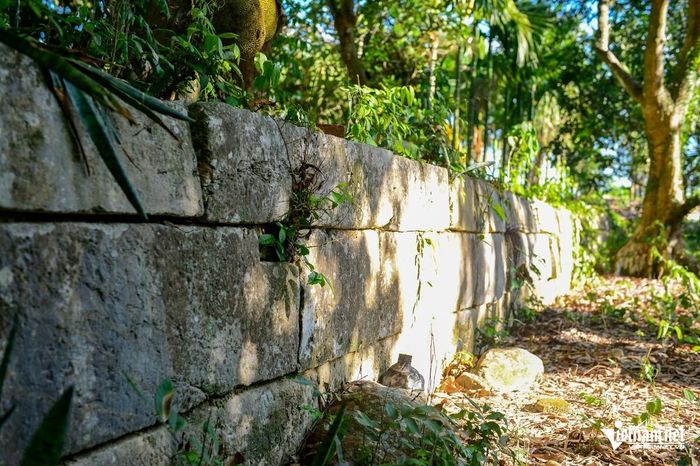 Tường thành bằng đá bao quanh khu đền thờ. Ảnh: Lê Dương