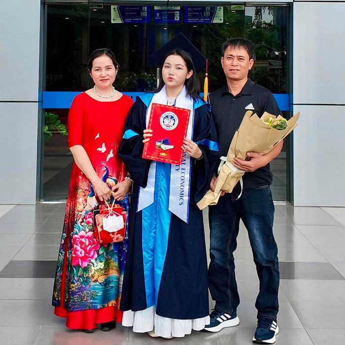 Yến bên mẹ và cha dượng trong lễ tốt nghiệp đại học 