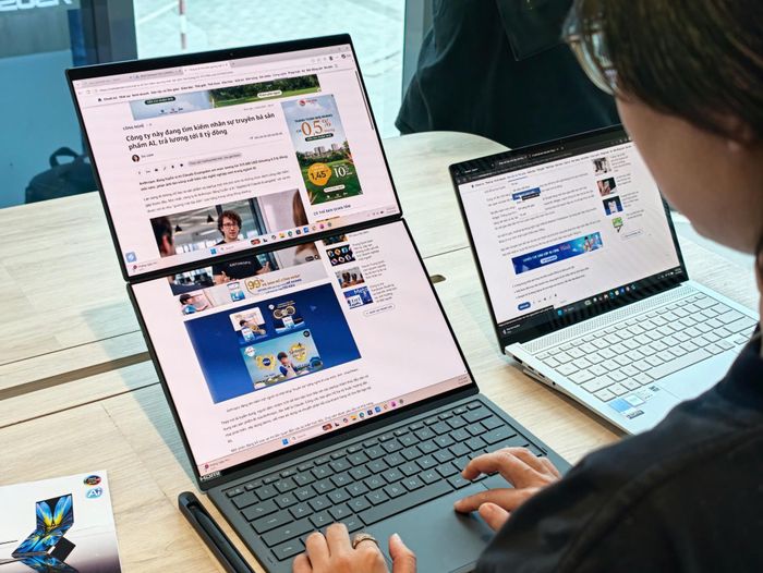 Mẫu laptop hai màn hình ASUS Zenbook DUO (2026). Ảnh: Tuấn Anh