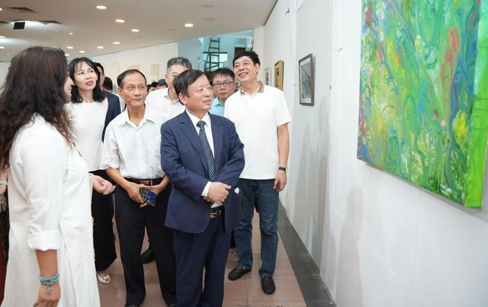 Các đại biểu tham quan triển lãm.