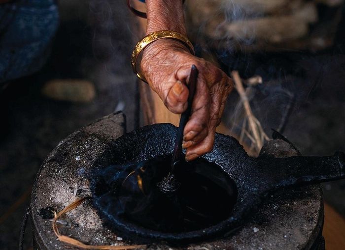 Bàn tay chai sần pha thuốc nhuộm chàm cho những tấm vải lanh truyền thống