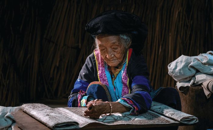 Nghệ nhân Sùng Thị Cờ miệt mài vẽ sáp ong trên vải lanh, gìn giữ nghề truyền thống của người Mông nơi vùng cao nguyên đá