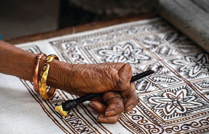 Bằng kỹ thuật vẽ sáp ong điêu luyện, nghệ nhân Sùng Thị Cờ thổi hồn vào từng tấm vải lanh truyền thống của người Mông