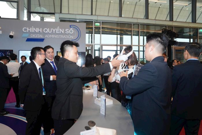 Các đại biểu trải nghiệm ứng dụng công nghệ số tại hội nghị. Ảnh: Thành Thái