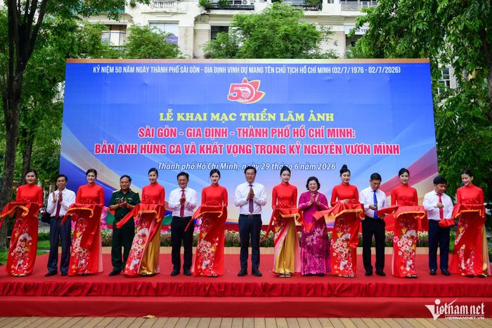 Các đại biểu cắt băng khai mạc triển lãm. 