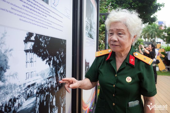 Bà Nguyễn Thị Thanh, 78 tuổi xúc động tại triển lãm.