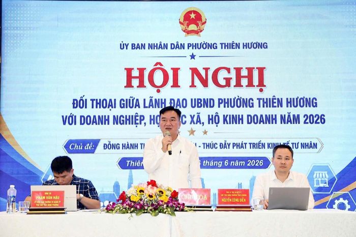 Ông Nguyễn Công Diễn - Chủ tịch UBND phường Thiên Hương chủ trì hội nghị