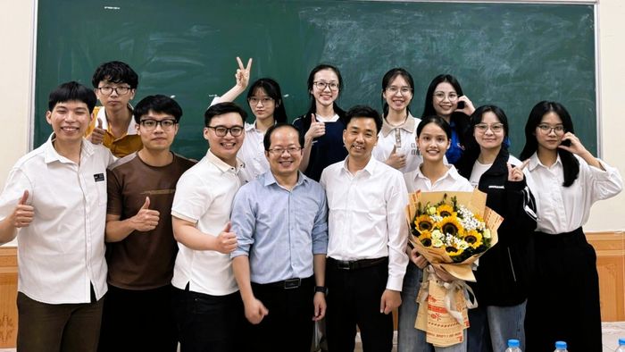 Ngọc Anh (cầm hoa) cùng các giảng viên và các bạn trong lớp. Ảnh: NVCC.