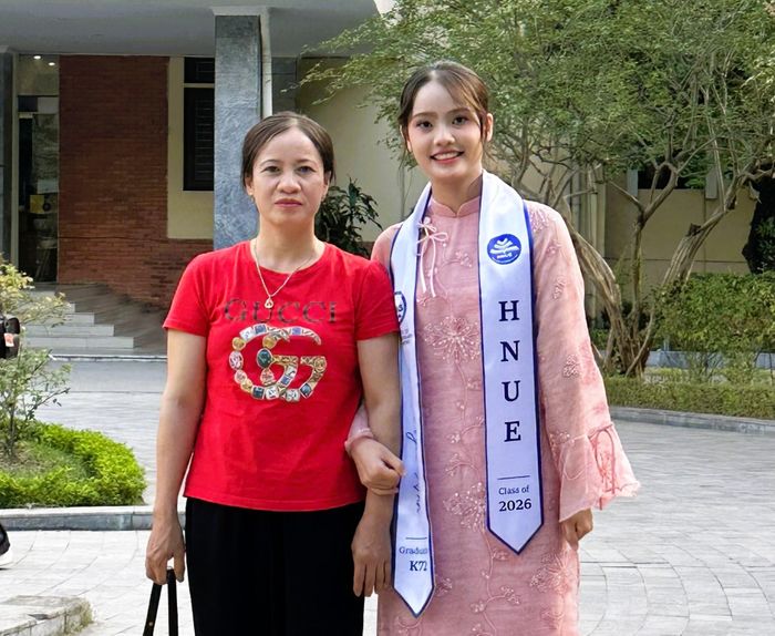 Ngọc Anh và mẹ trước khuôn viên Trường ĐH Sư phạm Hà Nội. Ảnh: NVCC.