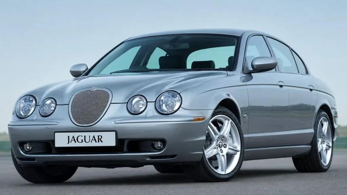 Jaguar S-Type R (2002).