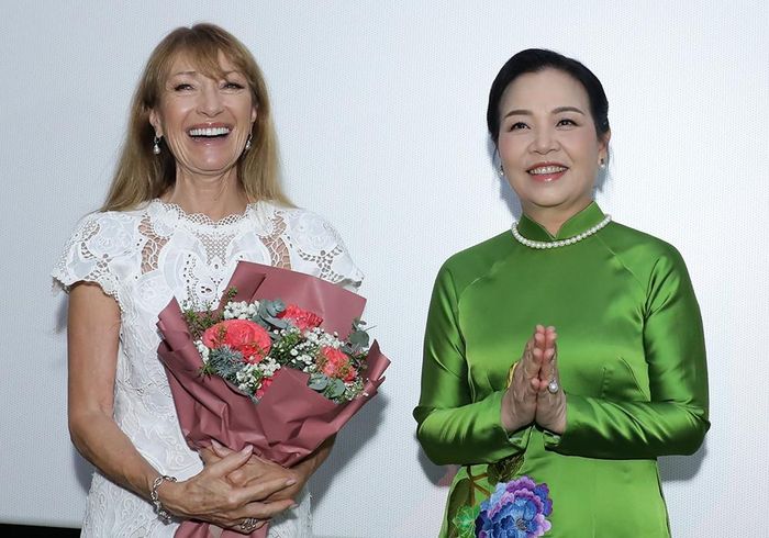 Tiến sĩ Ngô Phương Lan tặng hoa minh tinh Jane Seymour trong buổi chiếu phim và giao lưu. 