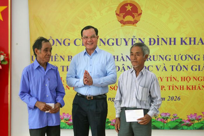 Bộ trưởng Bộ Dân tộc và Tôn giáo Nguyễn Đình Khang thăm hỏi, tặng quà người có uy tín trên địa bàn xã Cam Hiệp. Ảnh: Xuân Ngọc